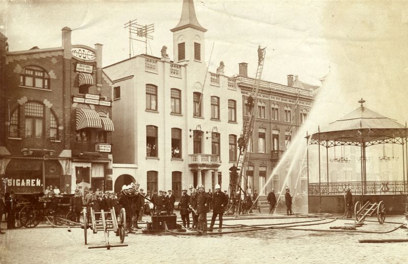 Nieuwe Helmondse motorspuit in 1918, presentatie op de markt. helmondse motorspuit nieuw 1918